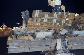 Die Solarpanele der Mir. Arten erzeugt werden, z.B. aus Batterien oder durch nukleare und chemische Brennstoffzellen oder durch Solarzellenanordnungen. Solarpaneele lieferten die meiste Energie auf Mir, und die Station wirkte manchmal, als ob sie 