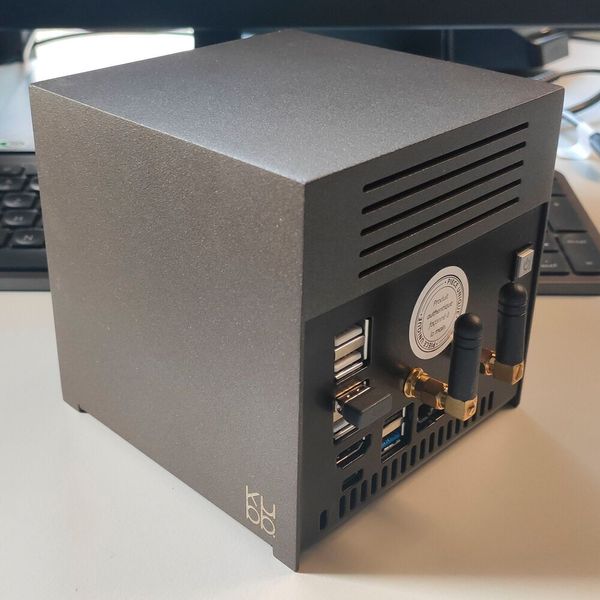 Auf der Rückseite des Bleujour Kubb sind neben den USB- und Thunderbolt-4-Buchsen noch ein Gigabit-Ethernet-Port und die Antennen des Wi-Fi-6-Controllers untergebracht. (Vogel IT-Medien)