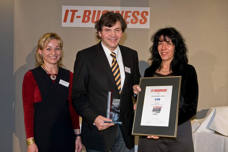 Michael Krings von COS Distribution freut sich über den Silber-Award, den das Unternehmen in der Kategorie Peripherie- und Komponenten-Distribution erobern konnte. (Archiv: Vogel Business Media)