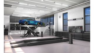 Die neue „Q-Lign T-Serie“ von Beissbarth gibt es als klassische Säulenausführung (hintere Bühne) und auch als Variante zur Wandmontage (vordere Bühne). (Bild: Beissbarth)