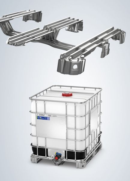 Mit ihrer besonders breiten Auflagefläche verteilt die robuste 3-Kufen-Stahlpalette schwere Lasten optimal und ermöglicht dadurch ein sicheres Handling. (Bild: Schütz)