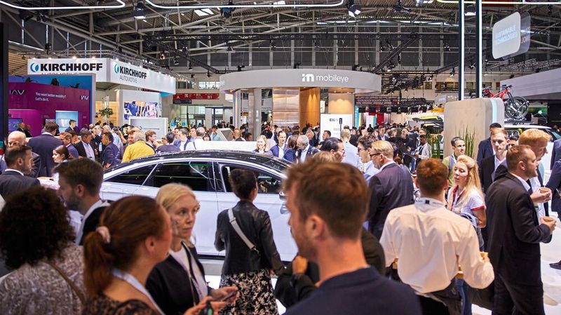 Bereits vor der offiziellen IAA-Eröffnung am Dienstag waren die Hallen auf dem Münchner Messegelände am Montag mit Fachbesuchern und Journalisten gut gefüllt. (Bild:  VDA/IAA Mobility)