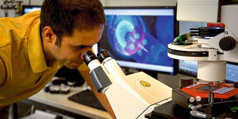 Biophysiker Morteza Aramesh bei der Arbeit am Mikroskop. Seine Methode misst die Signalstoffe von Zellen auf ganz neue Art. (ETH Zürich / Tilman Schlotter)