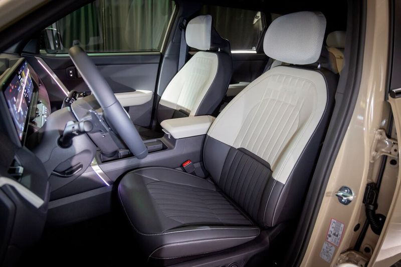 Das Gestühl ist solide bezogen und sehr variabel einstellbar (Bild: Kia)