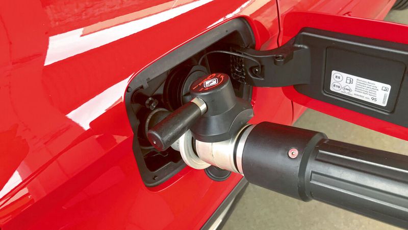 Erdgasfahrzeuge brauchen eine spezielle Betankungstechnik, die aber an immer weniger Tanstellen verfügbar ist.(Bild:  Grimm/»kfz-betrieb«)