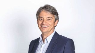 Pascal Daloz, Chief Executive Officer und Vorstandsvorsitzender von Dassault
 Systèmes: „Die Life-Sciences-Branche tritt in eine neue Ära der Innovation ein – angetrieben durch künstliche Intelligenz und den Wandel hin zur Präzisionsmedizin –, während sie gleichzeitig mit zunehmender operativer Komplexität und strengeren regulatorischen Anforderungen konfrontiert ist.“ (Bild: Dassault Systèmes)