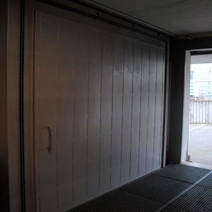 Unter dem Showroom ist der Atombunker. Die tonnenschwere Zugangstür verriegelt den Raum im Notfall. (Bild:  Baeuchle/»kfz-betrieb«)