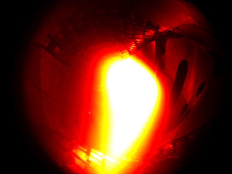 Das erste Plasma in Wendelstein 7-X (Eingefärbtes Schwarz-Weiß-Foto): Die Zündung des aus Helium generierten Plasmas dauerte eine Zehntel Sekunde und erreichte eine Temperatur von rund einer Million Grad Celsius. (Bild: IPP)