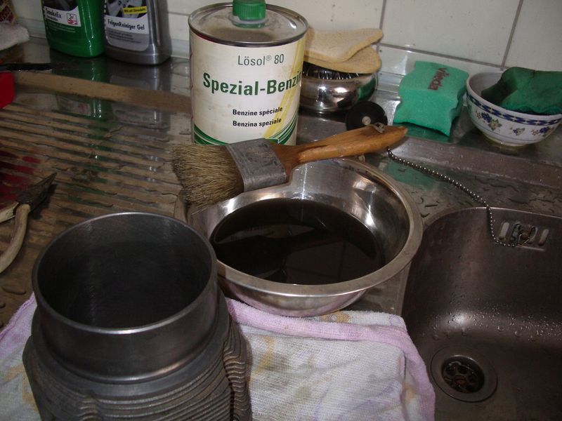 Bild 16: Die Zylinder wurden zunächst mit Spezialbenzin gründlich entfettet ... (Harald Holder)