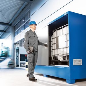 Bisher, erinnert Denios, konnten nur Kleingebinde und bis zu vier Fässer sicher in Depots gelagert werden. Die beiden neuen Denios-Gefahrstoffdepots aus Stahl haben jetzt Platz für ganze zwei 2 IBC. Hier ein Beispiel. (Bild:  Denios)