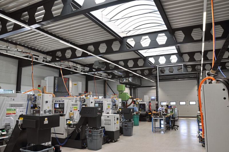 Deckenlüftungsgerät mit integrierter Klimaeinheit und Filtermodul. (Technorobot)