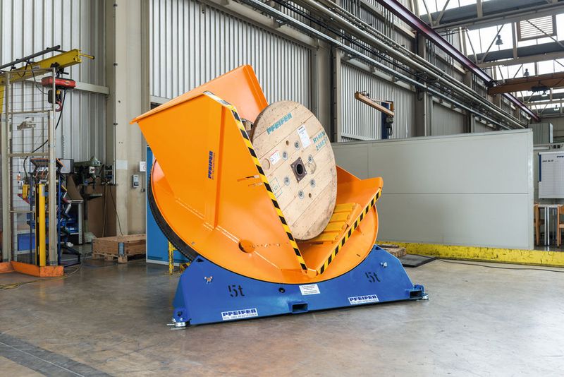 Die Drehachse, an dem der Auflagetisch des Axxo befestigt ist, steht zur Horizontalen geneigt im Raum. Wenn nun die Drehachse um 180° gedreht wird, dreht sich die Last um 90°. (Pfeiffer)