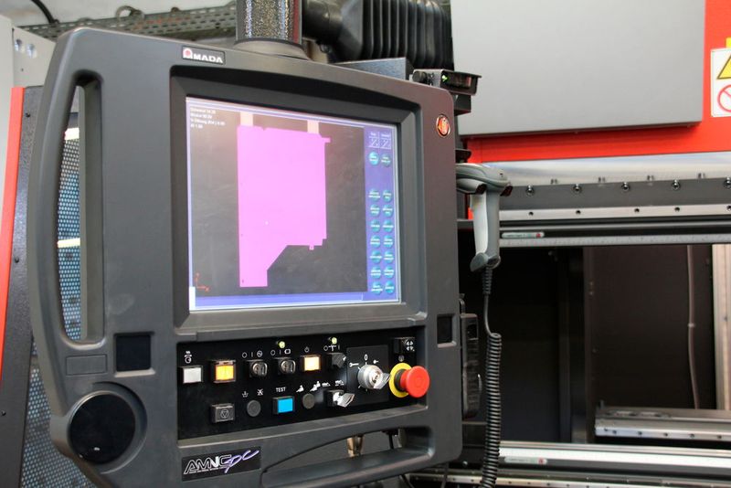 Die Steuerung zeigt dem Maschinenbediener, wie er das Teil beim nächsten Biegevorgang halten muss. (Bild: Itasse)