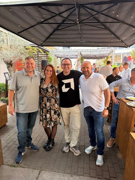 Tom Kompes (r., Littlebit) mit Evelyn Pop (Cyberport), Jacob Bagley (AMD) und Mark Kenstler (AMD) (Bild: Vogel IT-Medien)