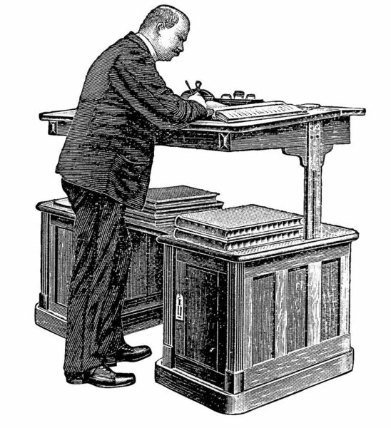1910 stellte Robert Reiss, der Gründer des gleichnamigen südbrandenburgischen Büromöbelherstellers, den ersten höhenverstellbaren Schreibtisch vor.  (Reiss)