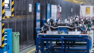 In der Warmumformung produziert Benteler beispielsweise Strukturbauteile für Fahrgastzellen. Eine KI unterstützt Mitarbeiter künftig bei der Entscheidung, welche Produkte in eine zusätzliche Qualitätsprüfung müssen. (Bild: www.jenserbeck.de)