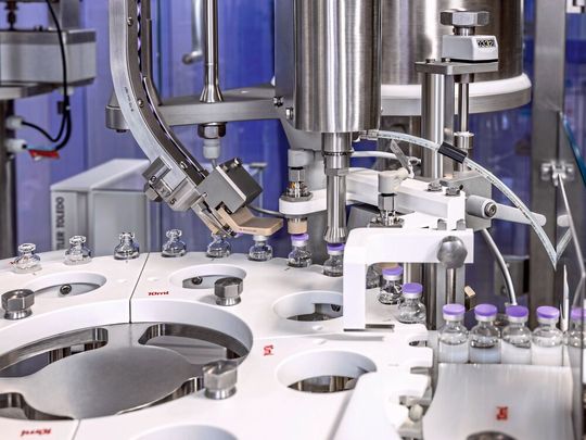 Im Sinne der Patientensicherheit legt Sanofi ein großes Augenmerk auf ein zuverlässiges Bördeln der Glasgefäße.(Bild:  Syntegon)