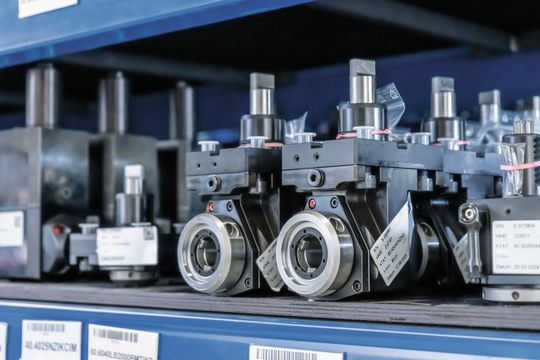 Werkzeughalter mit «Varia»-Schnittstelle im Lager bei EWS.(Bild:  Emag Systems GmbH)