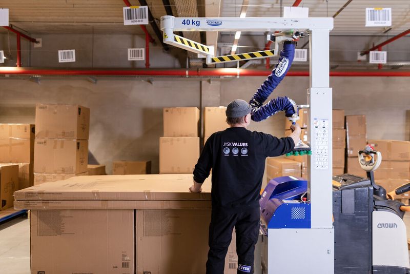 Die bei JYSK zu liefernden Möbelpakete können mithilfe des Jumboflex Pickers von Schmalz mit einer Hand gehandelt werden. (Bild: Schmalz / M. Wagenhan)