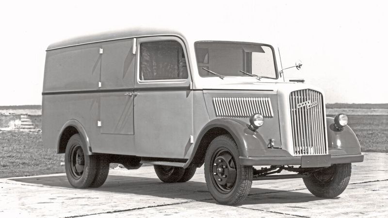 Ab 1940 gab es den 3,0-Tonnen-Einheits-Lkw Typ Opel Blitz 3,6-36 (3,6 Liter Hubraum; 3,6 Meter Radstand) für die Wehrmacht in den Versionen Blitz S (Standard) und Blitz A mit Allradantrieb (3,45 Meter Radstand). (Bild: Opel Automobile)