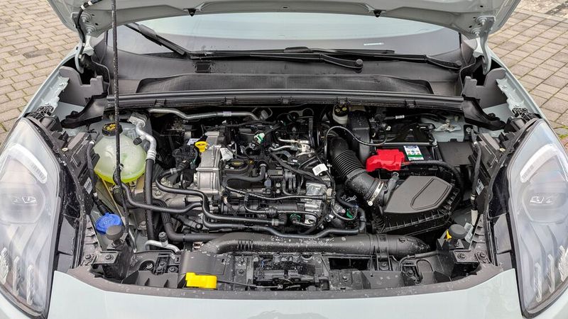 Vorne rumort der kleine, aber durchsetzungsfähige Dreizylinder. Aus 999 Kubikzentimetern generiert er beachtliche 155 PS. (Bild: Rosenow – VCG)