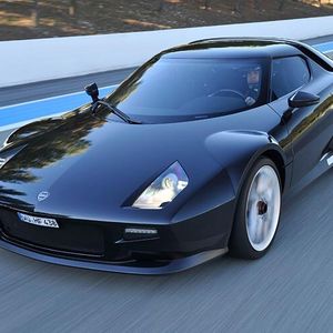 Der New Stratos ist ein eigenständig neuentwickelter Sportwagen, der wie in den 1970er Jahren einige Komponenten aus Serienfahrzeugen des Fiat-Konzerns übernimmt. Das private Projekt entstand unter Federführung von Michael Stoschek, Vorsitzender der Gesellschafterversammlung der Brose Unternehmensgruppe, und seines Sohns Maximilian.