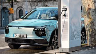 Für den Neuwagenvertrieb setzt Aiways neben dem Online-Direktvertrieb auch auf die Elektronikkette Euronics. (Bild: Aiways)