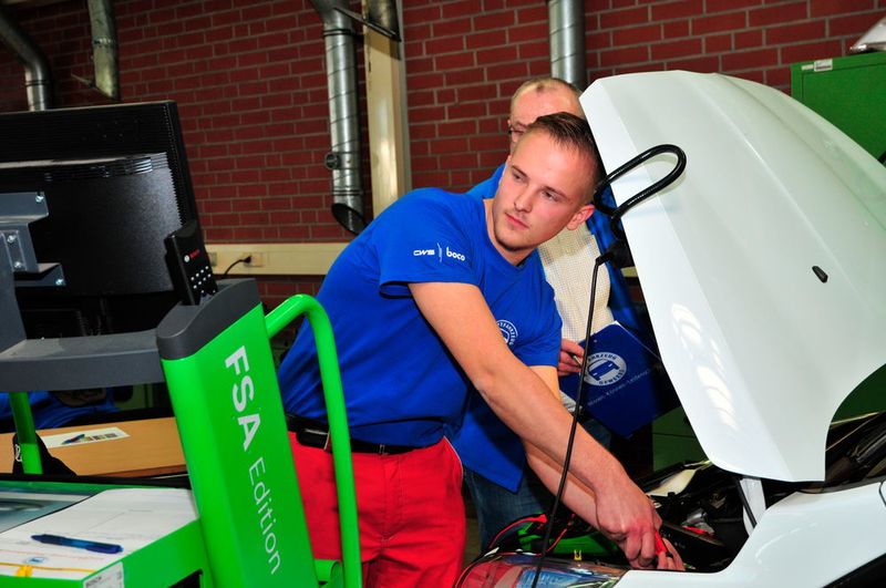 Yannick Krahne ist noch Auszubildender zum Kfz-Mechatroniker. Er war am Vortag des PLW-Finales aus einem Sonderwettbewerb für Azubis als Sieger hervorgegangen und trat außer Konkurrenz auch beim PLW noch einmal an.  (Schmidt/»kfz-betrieb«)