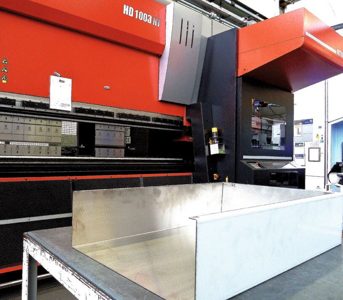 Die HD 1003 ATC NT-Serie mit automatischem Werkzeugwechsler hat eine Abkantlänge bis 3000 mm bei 100 t Presskraft. Ihr großer Vorteil sind die niedrigen Rüstzeiten, die dem Anwender höchstmögliche Flexibilität auch bei Stückzahl 1 und komplexen Geometrien bieten. (Bild: Kuhn)