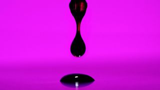 Evonik entwickelt Katalysatoren und Adsorbentien zur Reinigung von Pyrolyseöl, um dessen Einsatz als Rohstoff in petrochemischen Prozessen zu ermöglichen. (Bild: Evonik Industries AG)
