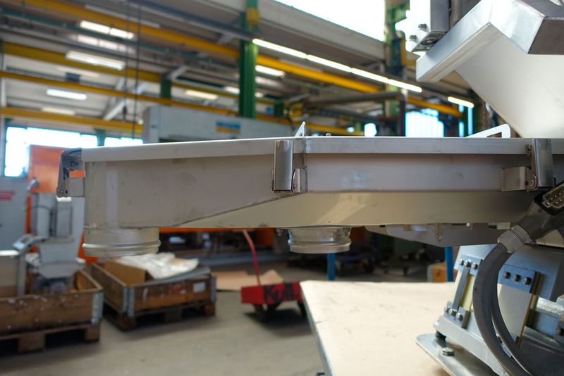 Siebrinnnen fördern fetthaltiges Produkt und sieben gleichzeitig vorhandene Agglomerate ab. (Bild: J. Engelsmann)