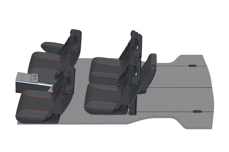 Die äußeren Sitze der hinteren Reihe fahren in die Mitte. Die Lehne des mittleren Platzes weicht nach hinten aus, die mittlere Sitzfläche klappt hoch und bildet eine Armlehne. (Brose)
