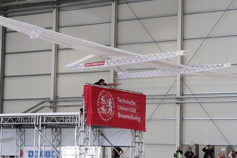 Auf satte 18 m Spannweite kommt dieser Papierflieger der TU Braunschweig. (Bild: TU Braunschweig)