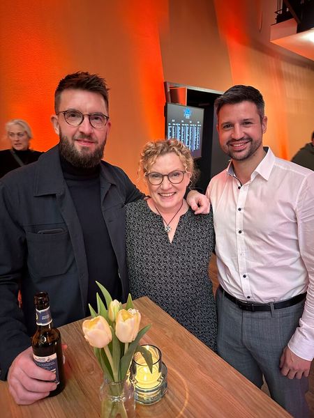 (v. l.) Kristof Schmidt, Susanne Hoffmann und Daniel Maric (Samsung) haben ihren offiziellen Part erfolgreich nun hinter sich und können ein Kölsch genießen. (Bild: Vogel IT-Medien GmbH)