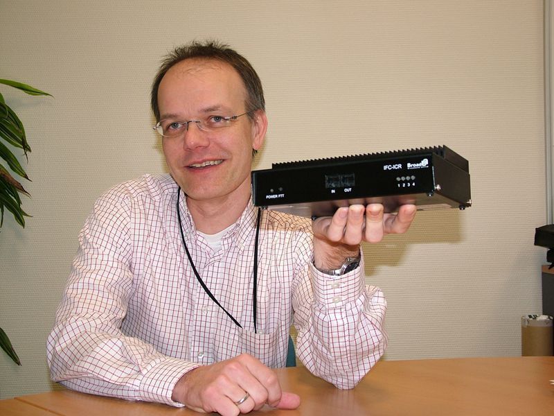 Georg Herrmann, Chef des Unternehmens Broadband United, zeigt eine IFC-Appliance, Biild: Broadband United (Archiv: Vogel Business Media)