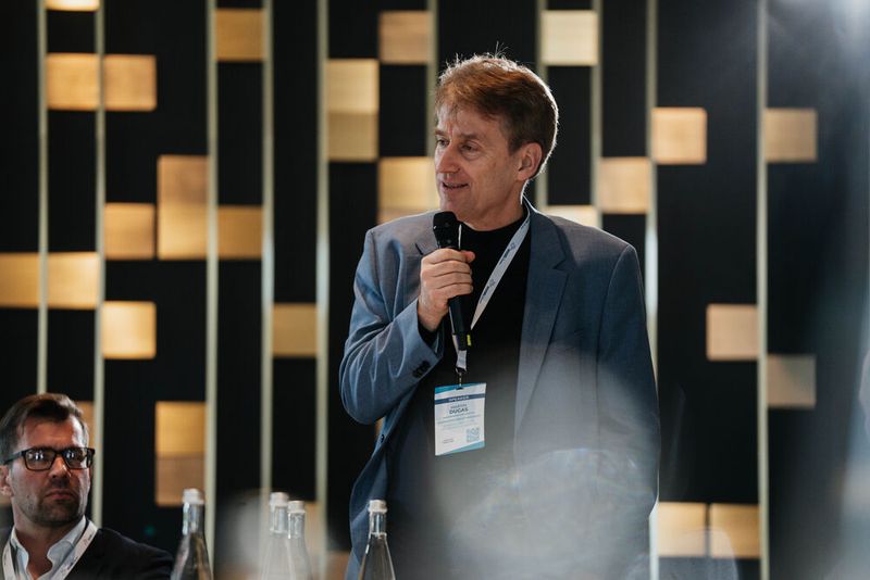 Prof. Dr. Martin Dugas, Direktor des Instituts für Medizinische Informatik an der Uniklinik Heidelberg, eröffnete den eHealth Summit 2025 mit einer Keynote zum Thema „Digitalisierung und Patient Outcome“. Das Heidelberger Uniklinikum gibt es seit 1805 und liegt laut Newsweek-Liste derzeit auf Platz 14 der weltbesten Krankenhäuser – auf Deutschland bezogen belegt Heidelberg den zweiten Platz hinter der Berliner Charité. (Bild: Manuel Emme)