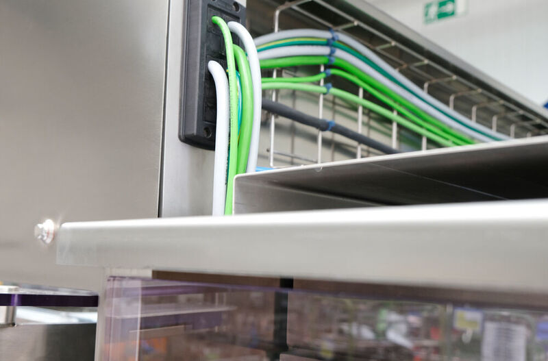 Die KDS-Click-Durchführungssysteme von Conta-Clip besitzen Seitenschlitze in Wellenform ausgeführt, so dass diese nicht gegeneinander verrutschen können. (Conta-Clip)