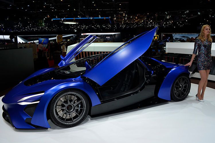 Techrules ist ein chinesisches E-Auto-Startup, das in der Schweiz mal so richtig auf den Putz hauen will. Diese Supersportler-Studie soll, wenn sie ausentwicktl ist, 1.044 PS und 2.000 Kilometer Reichweite haben. Und zwar mit einem Range-Extender-Antrieb, der statt eines herkömmlichen Kolbenmotors eine Gasturbine zum Wiederaufladen der Batterie nutzt. Ob man damit einen höheren Wirkungsgrad erzielt, dürfte allerdings ziemlich fragwürdig sein. Was soll's, Hauptsache das Venture-Kapital fließt.  (Rehberg)