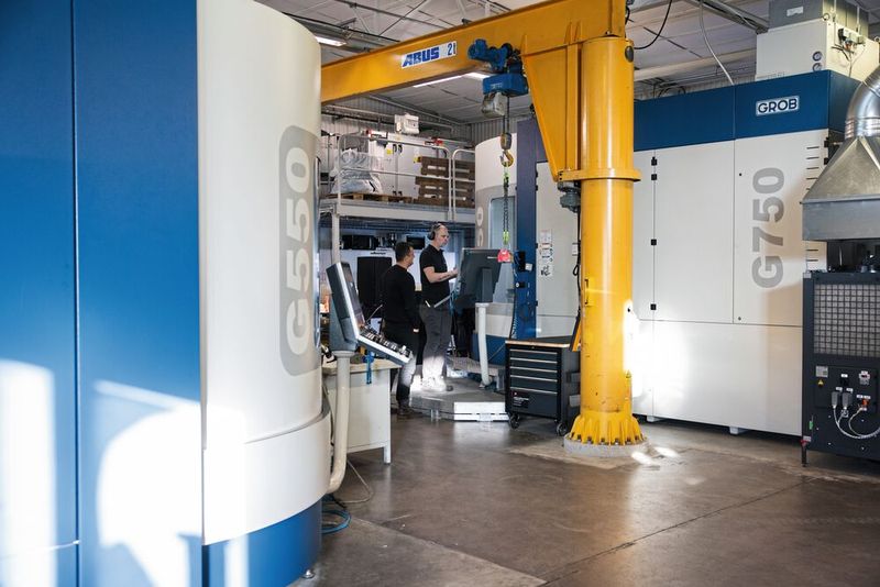 Kapazität verdoppelt, Bearbeitungszeit halbiert: Was früher 40 Stunden dauerte, dauert jetzt nur noch 20 Minuten dank der beiden Maschinen von Grob. (Bild: Grob-Werke)