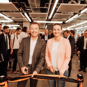 Judith Gerlach, Bayerische Staatsministerin für Digitales, und Klaus Bürg, AWS-Geschäftsführer DACH, eröffneten den neuen Standort in München. 