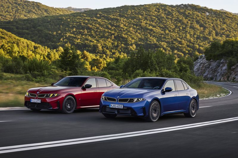 Neben dem konventionellen Modell gibt es den elektrischen i3 (rechts). (Bild: BMW)