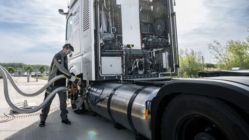 Der Tank der Brennstoffzellen-Lkw wird mit flüssigem Wasserstoff gefüllt.  (Bild: Daimler Truck)