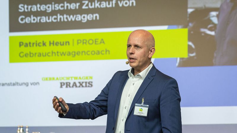 Gebrauchtwagenexperte Patrick Heun gab den Kongressteilnehmern einen 10-Punkte-Plan für den strategischen Zukauf von Gebrauchtwagen mit auf den Weg. (Bild: Stefan Bausewein)