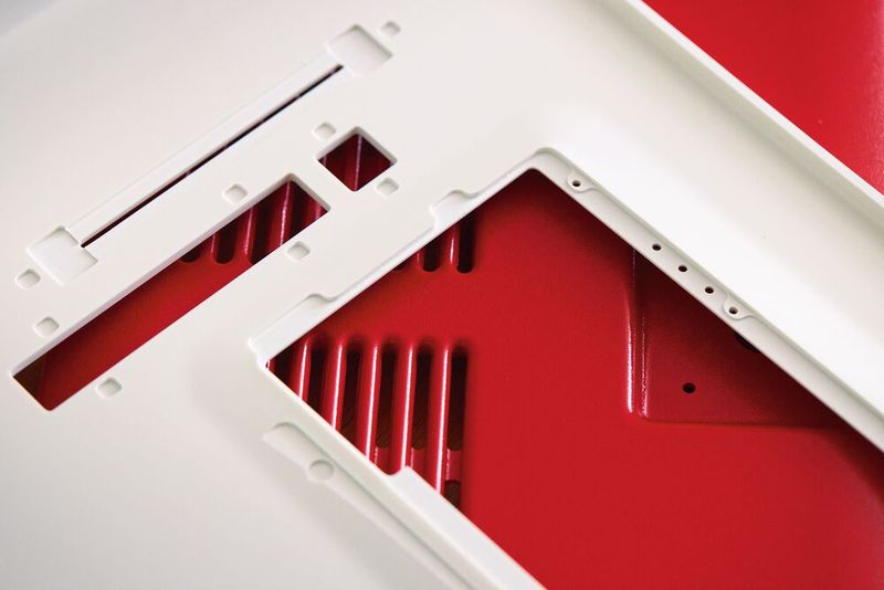 Serienmäßiges 5-Achs-Beschnittfräsen: Fischer produziert Bauteile aus allen gängigen Thermoplasten mit einer Plattenstärke von einem bis zehn Millimeter, deren Oberflächen glatt sind oder eine Struktur aufweisen.  (Bild: HG Grimme/Ralf Baumgarten)