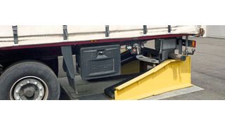 Der Lkw ist angedockt, er wird automatisch gegen Wegrollen gesichert. (Arnold Verladesysteme)