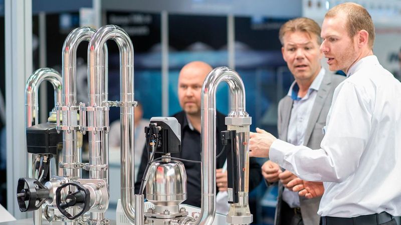 In der Lebensmittelindustrie ist der hygienische und umweltfreundliche Transport von Wasser essentiell. (Messe Muenchen)