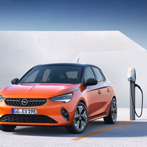 Die Preise starten bei 29.900 Euro; abzüglich der Umweltprämie in Höhe von 6.570 Euro kostet der elektrische Corsa 23.330 Euro.(Bild:  Opel)