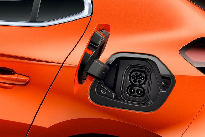 Das Aufladen geht über die Haushaltssteckdose, eine Wallbox oder einen Gleichstrom-Schnelllader. (Opel)