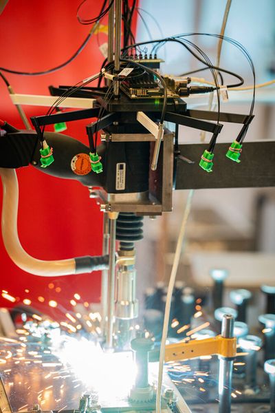 Weitere Szene mit dem Versuchsaufbau für die akustische KI-Qualitätsüberwachung des Bolzenschweißens am Fraunhofer IDMT. (Bild: Fraunhofer IDMT)