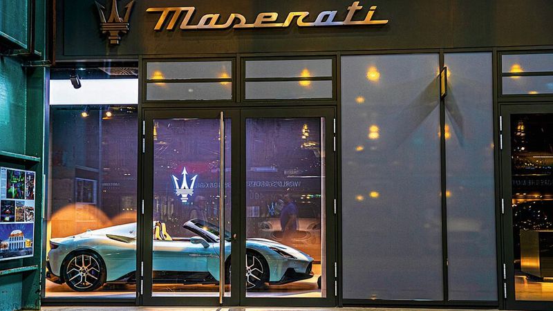 Die Modelle werden dramatisch ausgeleuchtet.  (Bild: Maserati)